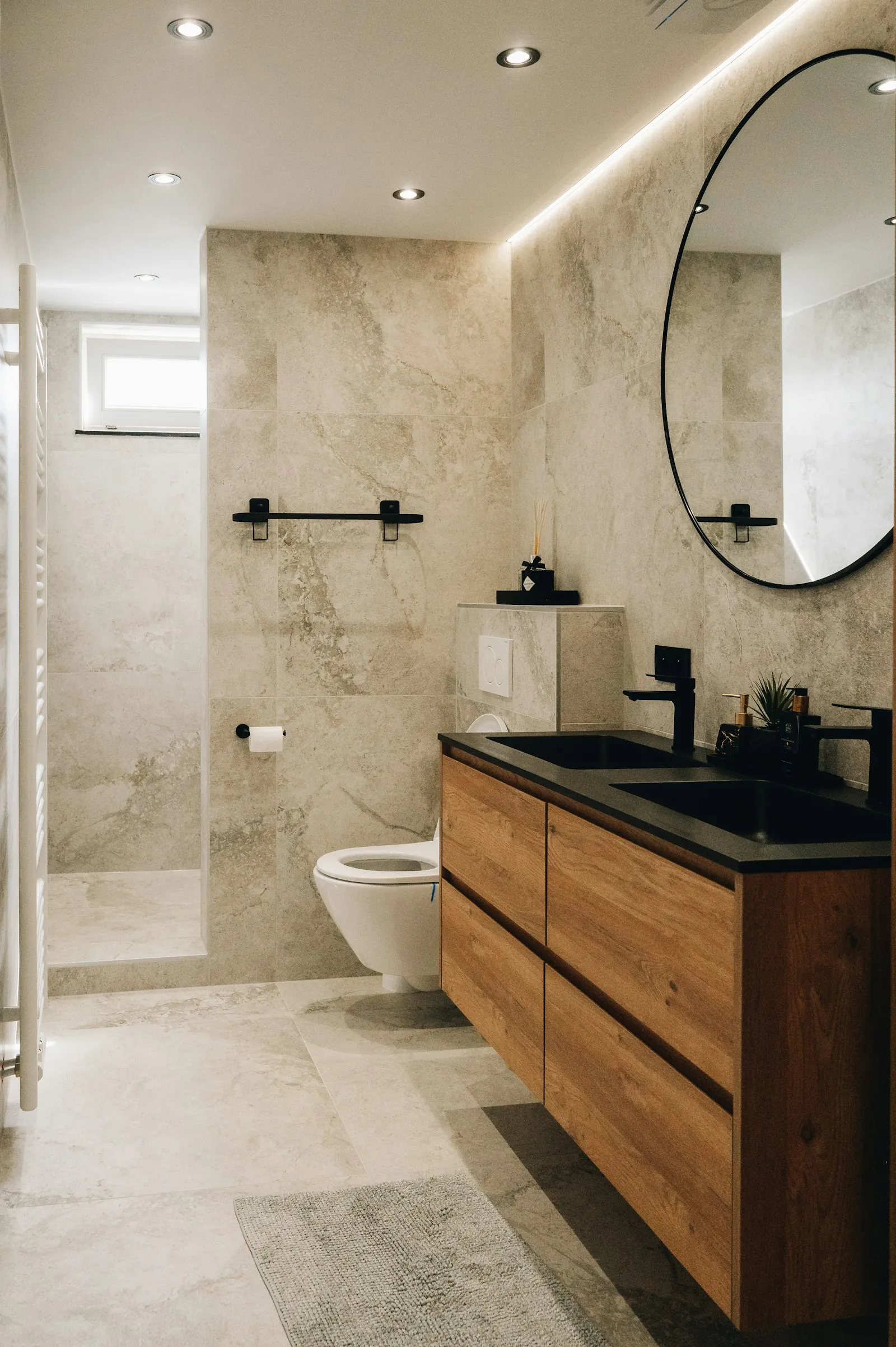 Baie renovată cu vas WC suspendat, mobilier din lemn și două lavoare